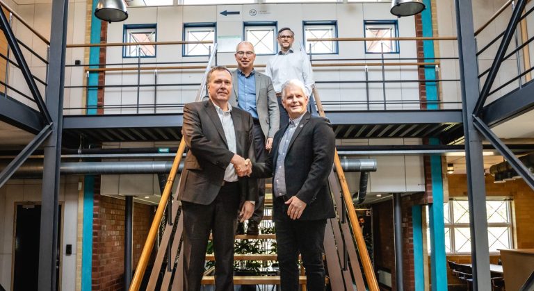 Från vänster fram: Henrik Bøgelund, CEO IPES A/S och Jan Lundström, CEO PLM Group. Bakre raden: Jörgen Fredsson, CEO Pronect och Magnus Jönsson, CFO Pronect.